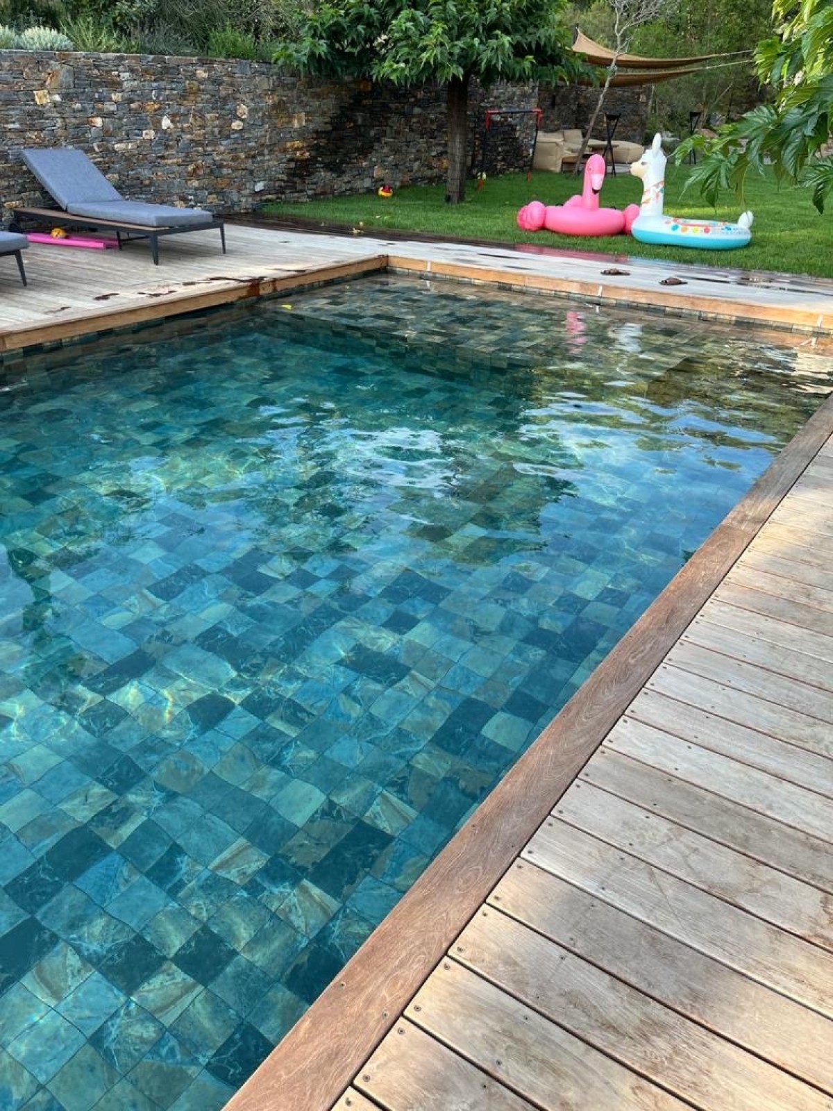 Construction piscine en béton traditionnel avec pose de carrelage avec création de plage et d’escalier à Aix en Provence