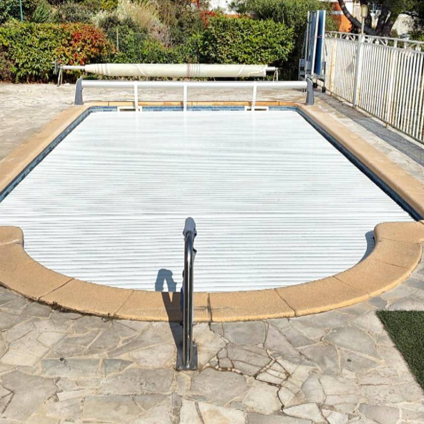 Volet roulant solaire sur coque avec Dml constructions de piscines à Aix en Provence