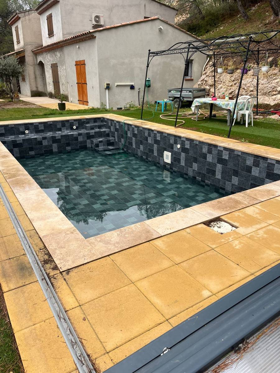 DML Constructions présente une Rénovation de piscine 8x4 pour remettre au goût du jour avec fuite à Aix en Provence