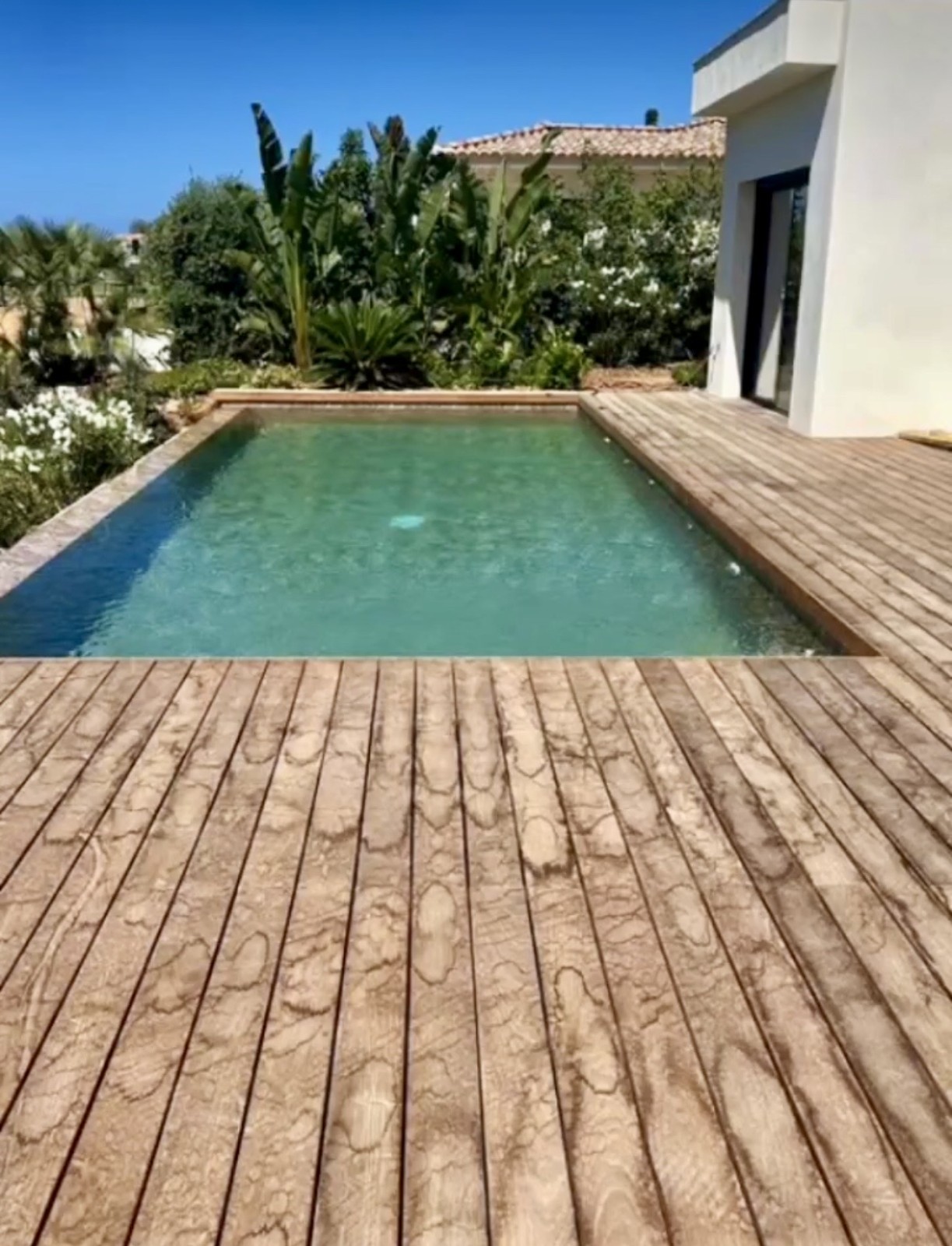 construction piscine en béton à débordement en pvc armé en corse