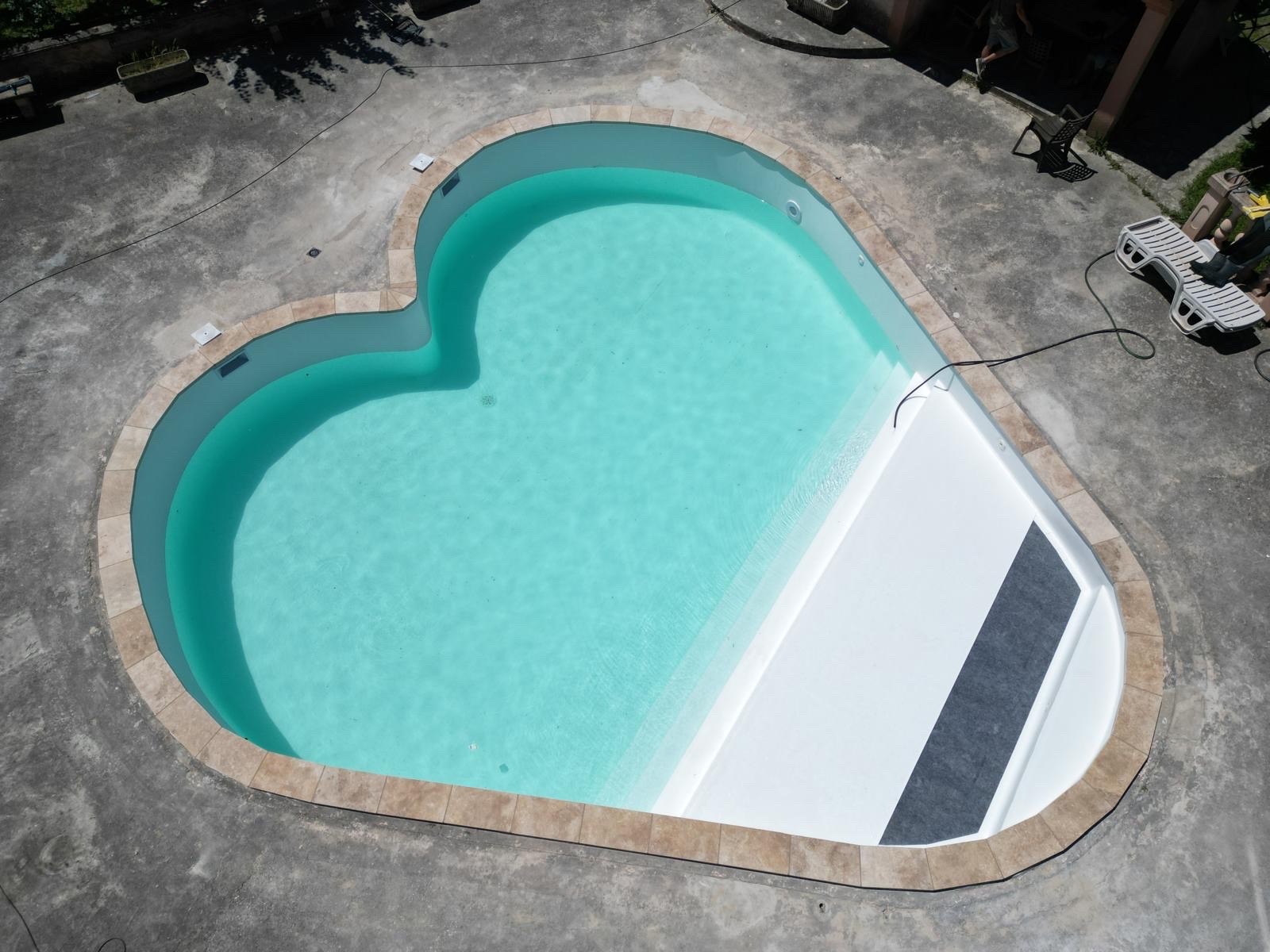 rénovation d’une piscine en cœur pour problème de fuite avec création d’une banquette et rehaussement de fond à Aubagne