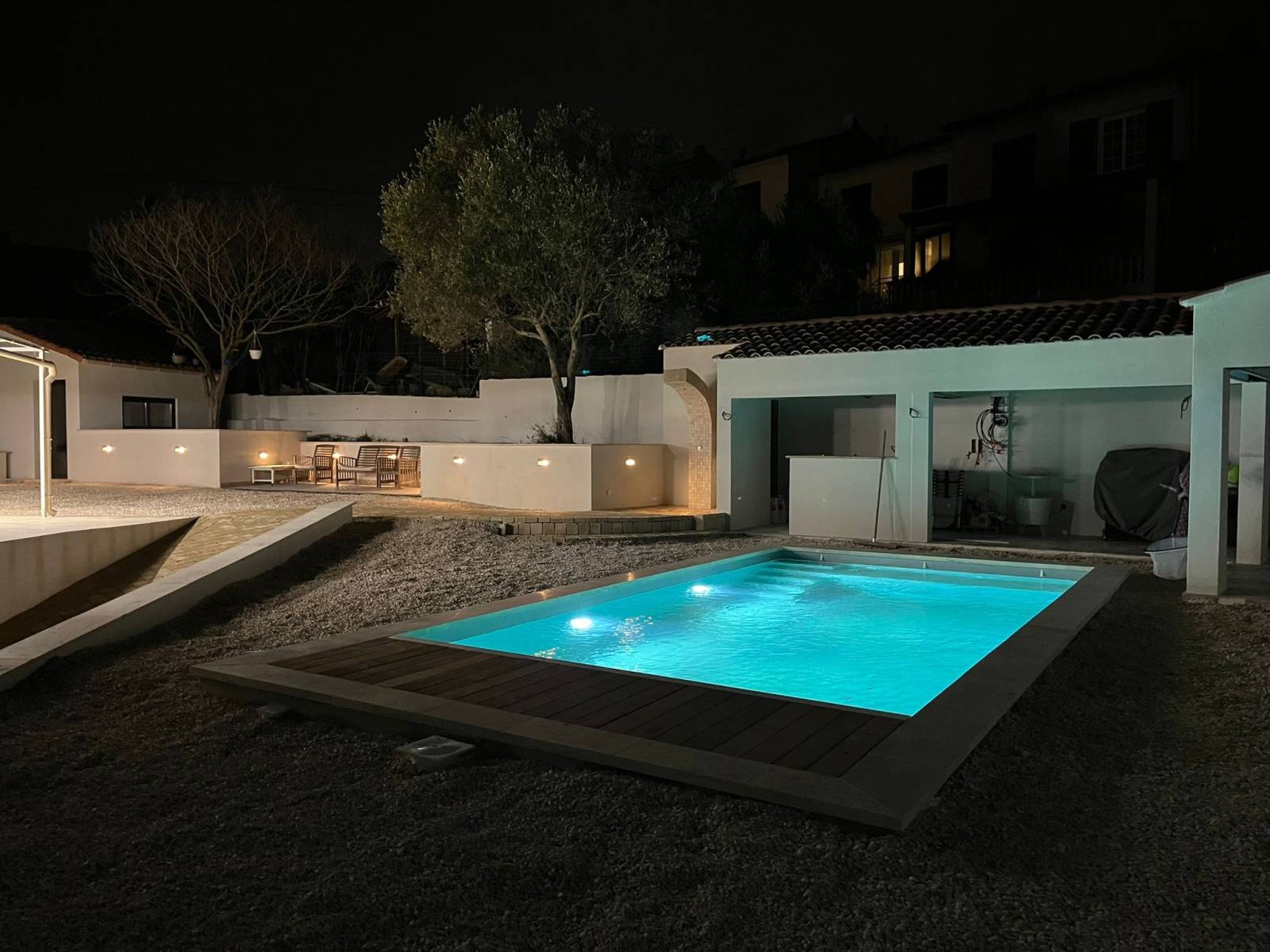 Construction d’une piscine béton avec pose de pvc armé et construction d’un pool house moderne à septeme les vallons