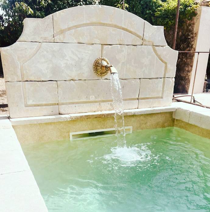 Rénovation d’une piscine ancienne avec création d’une fontaine en respectant le charmes de l’ancien avec la pose de pvc armé à Aix en Provence