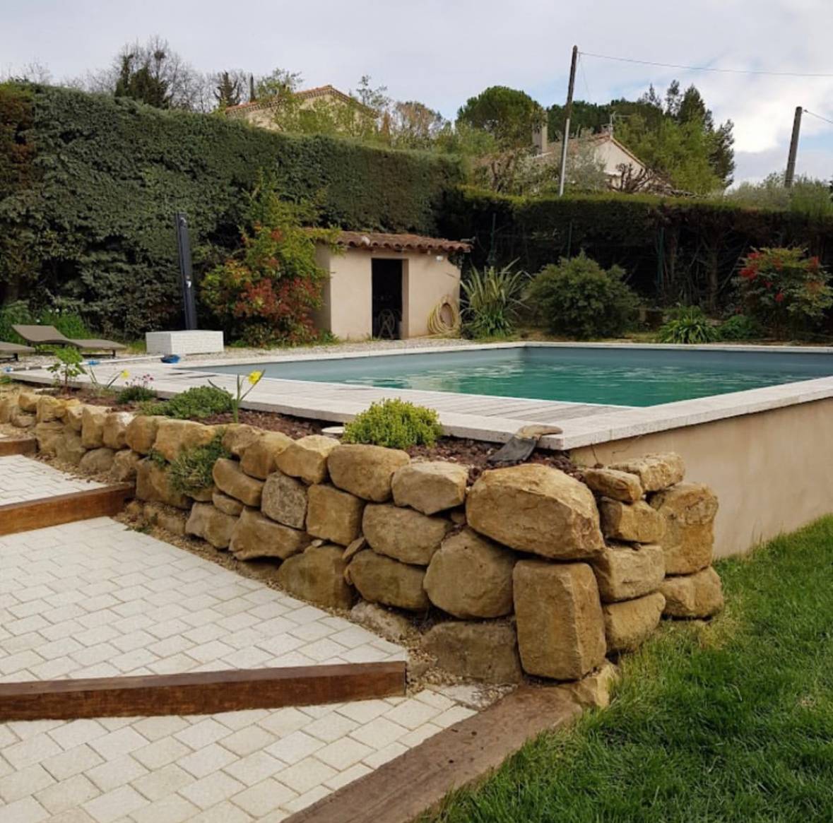 Construction d’une piscine carré en béton avec pose de pvc armé, avec création d’un mur de soutènement à Gardanne