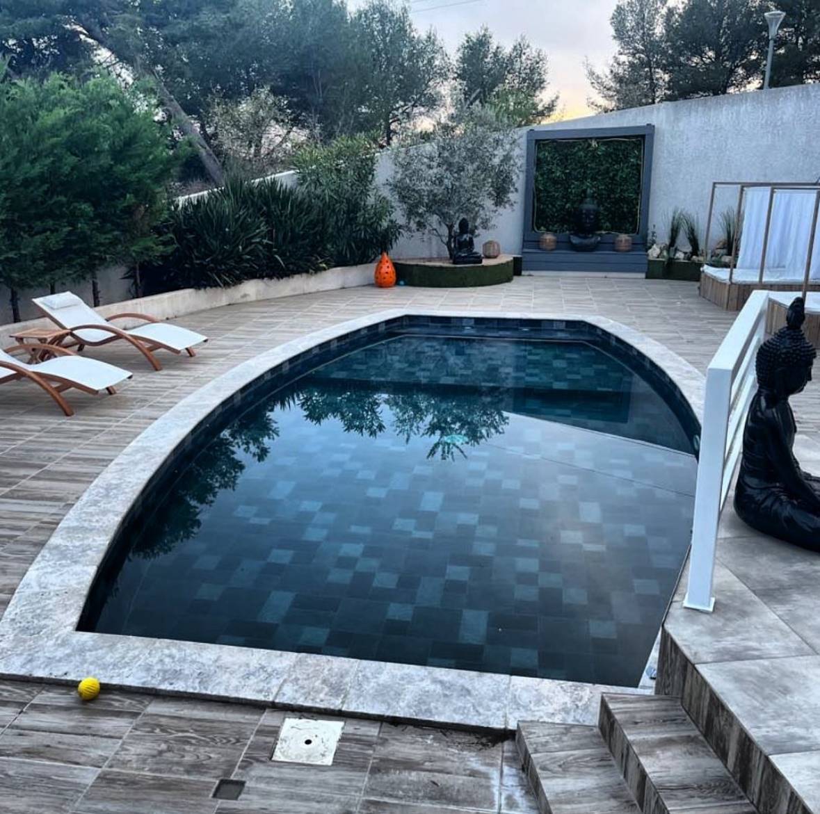 Constructions d’une piscine avec création d’une plage et pose d’un pvc armé effet carrelage Bali à Septeme