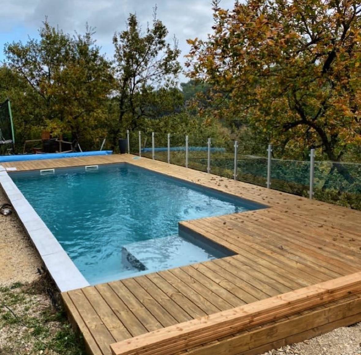 Construction d’une piscine moderne avec escalier en pvc armé avec la plage en bois à Aix en Provence