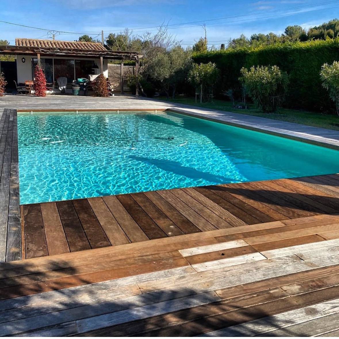 Rénovation d’une piscine polyester de 26ans avec modernisation en créant un escalier d’angle et d’une plage en bois à Aix en Provence
