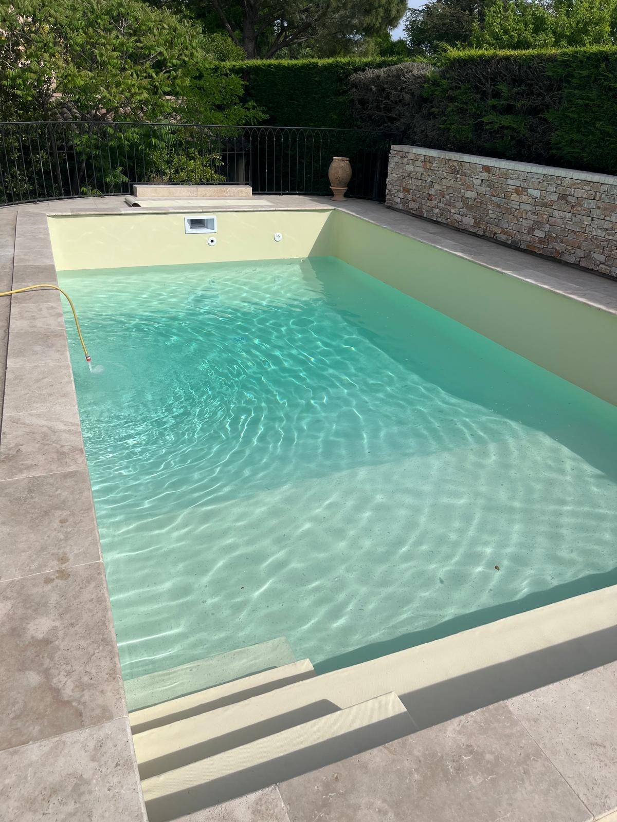 Rénovation de piscine : remplacement du PVC armé, création d’escalier et banquette – DML Constructions à Meyreuil