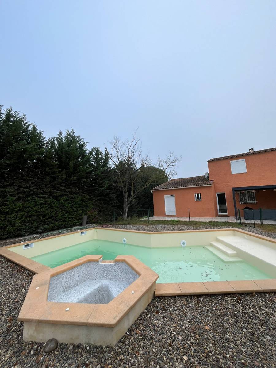 Rénovation d’une piscine en forme libre avec ancien jacuzzi carrelé à bouc bel air aux alentours d’Aix en Provence
