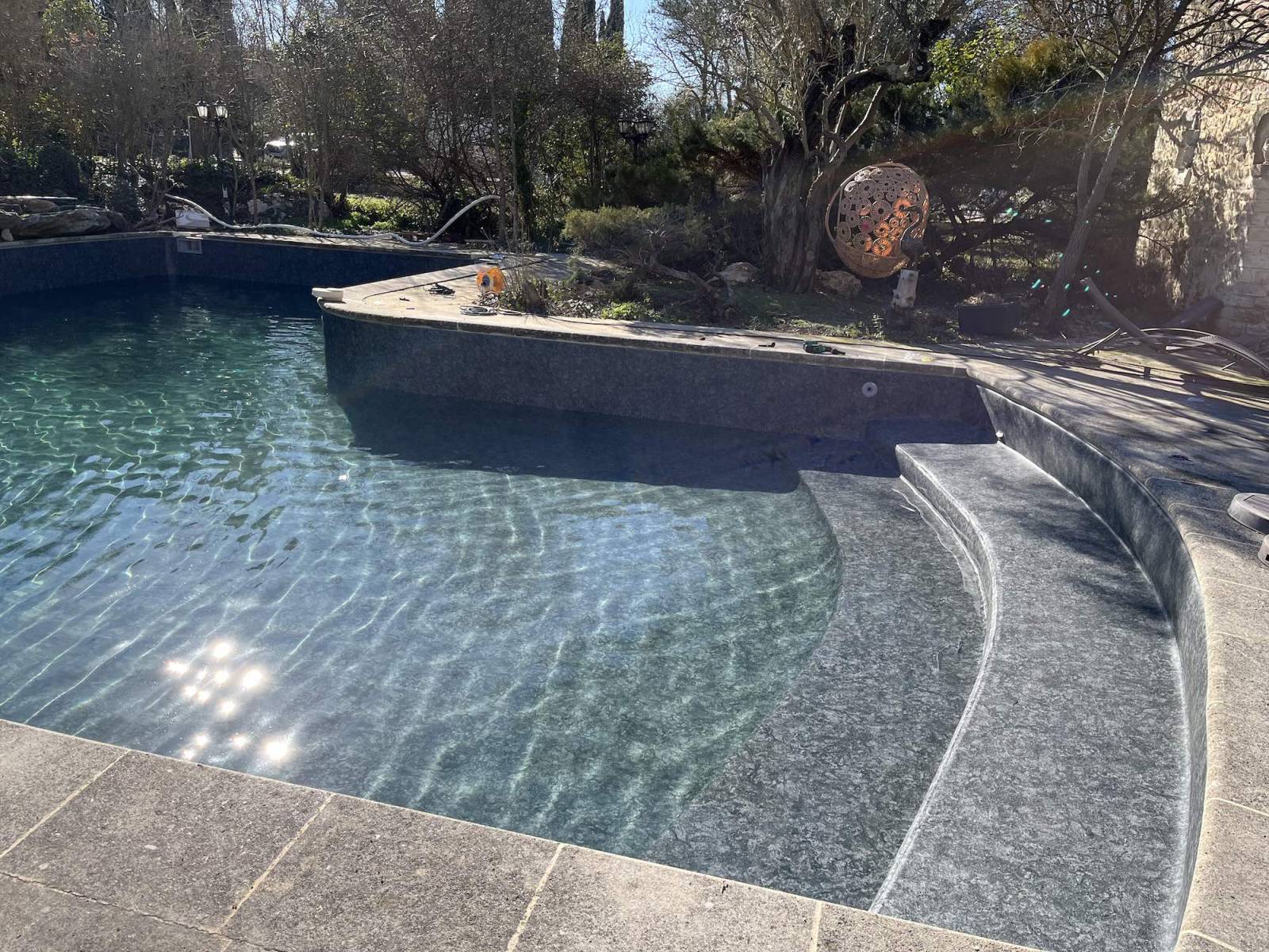 Rénovation d'une vielle piscine enterré avec pose de PVC armée à bouc bel air pour une piscine moderne