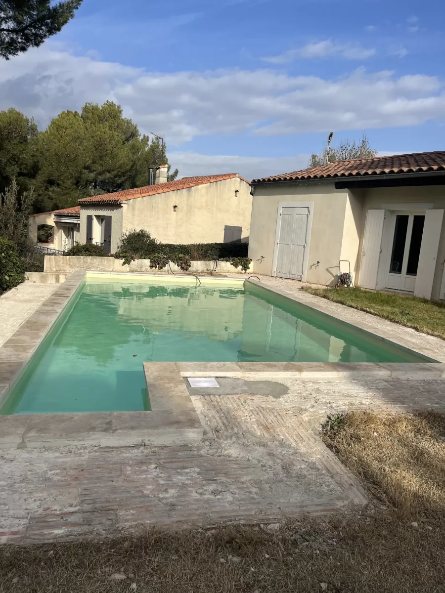 Professionnel pour travaux de rénovation d'une piscine qui fuit pour la rendre étanche et avec garantie à Bouc bel air