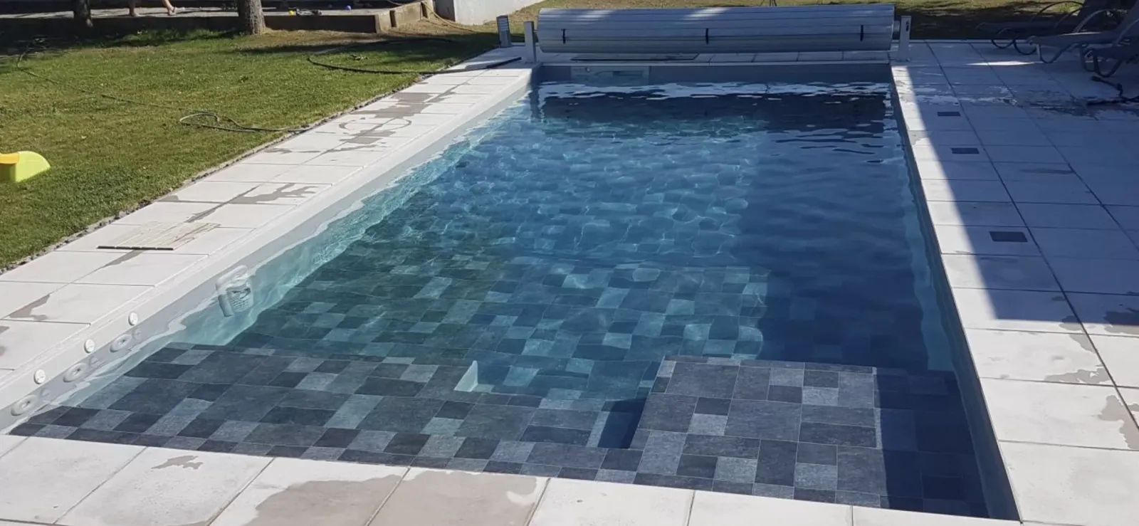 Devis pour la construction d'une piscine traditionnelle avec un revêtement PVC armé finition texturé à Marseille