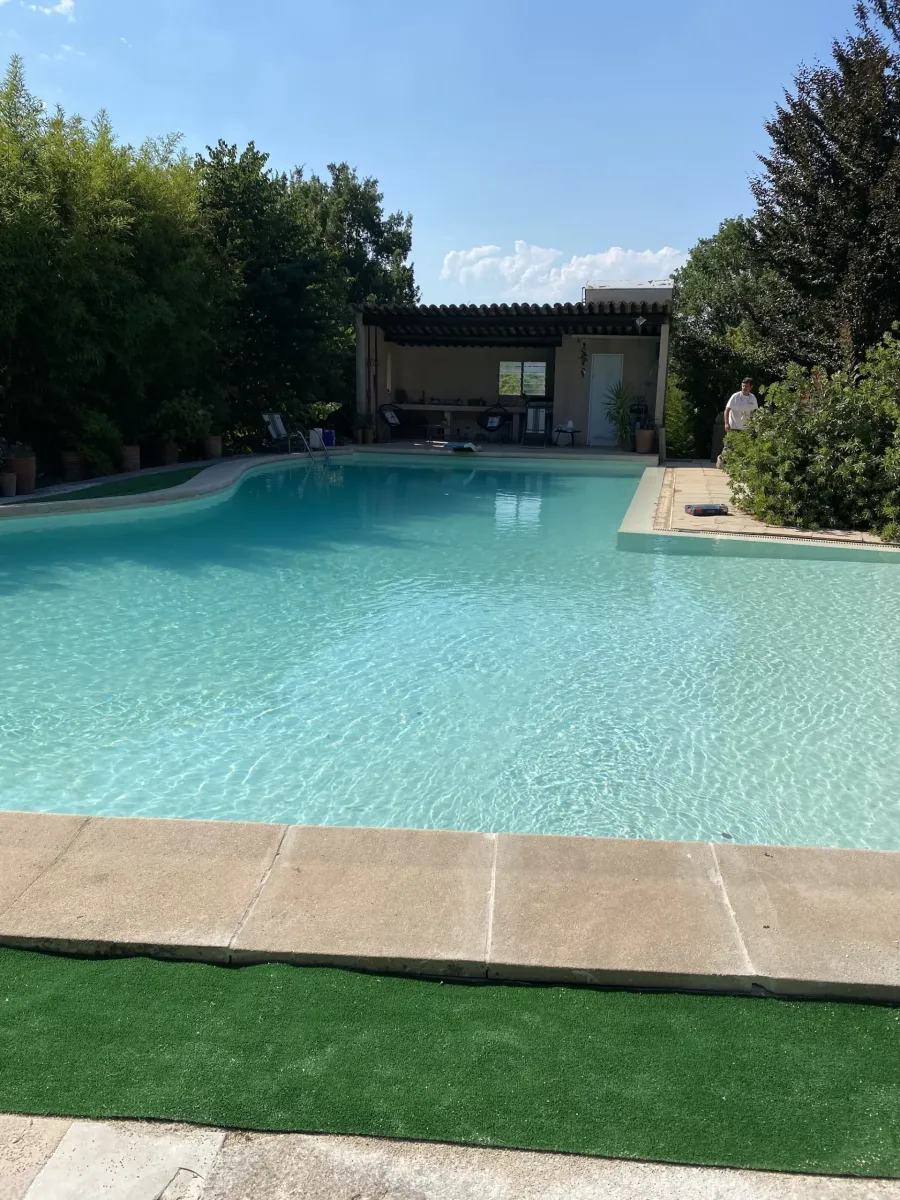 Travaux de rénovation pour une piscine à débordement en fond incliné à Luynes