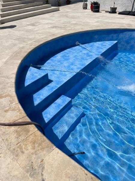 Rénovation de piscine à Bouc-Bel-Air : remplacement de PVC armé, création de banquette et escalier design – DML Constructions