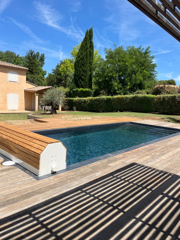 Piscine coque Riviera 10 avec volet roulant et banquette bois