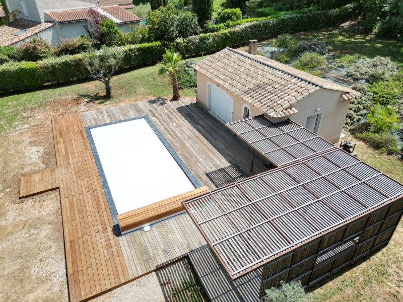 Piscine coque Riviera 10 avec volet roulant et banquette bois