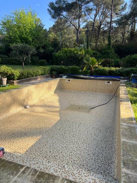 Rénovation d’une piscine carrelée 9x5 m avec escalier design, confort et valeur ajoutée à Aix en provence