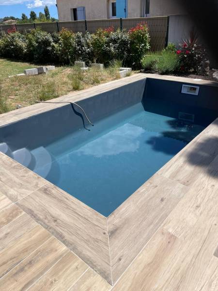 Réparation d’une piscine coque fissurée avec pose d’un PVC armé à Bouc-Bel-Air – Réalisée par DML Constructions