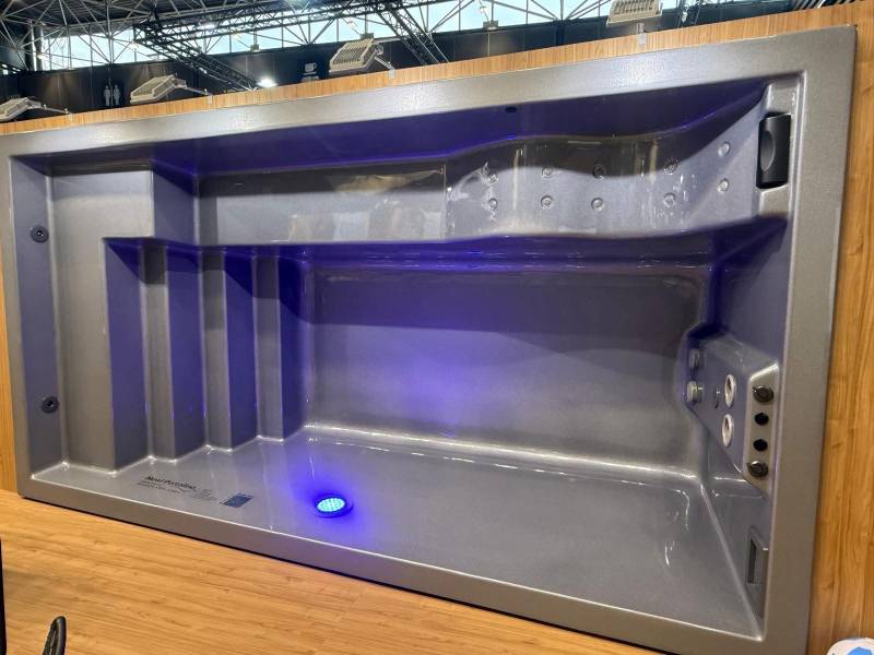 Dml constructions propose une Piscine coque freedom modèle PORTOFINO moins de 10m2 sans demande de permis à Aix en Provence ou aux alentours