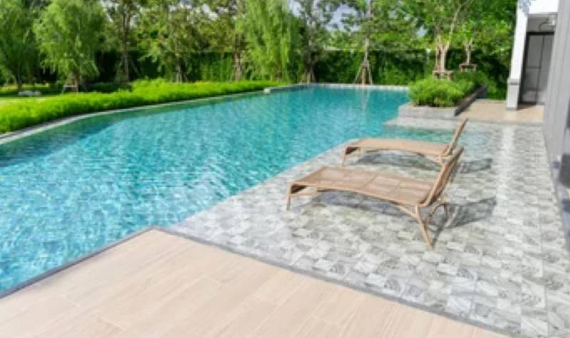 Construction de piscines carrelées avec plage design à Simiane-Collongue et alentours – DML Constructions