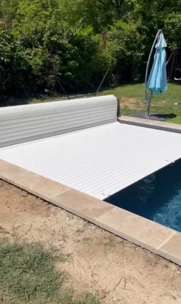 Pose de volets roulants sécurisés avec DML Constructions de piscines à Aix-en-Provence et alentours