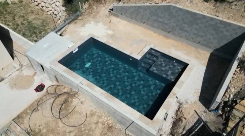 Construction de piscine 8x3,50cm avec mur de soutènement à Rognes – PVC armé & local technique enterré par dml constructions