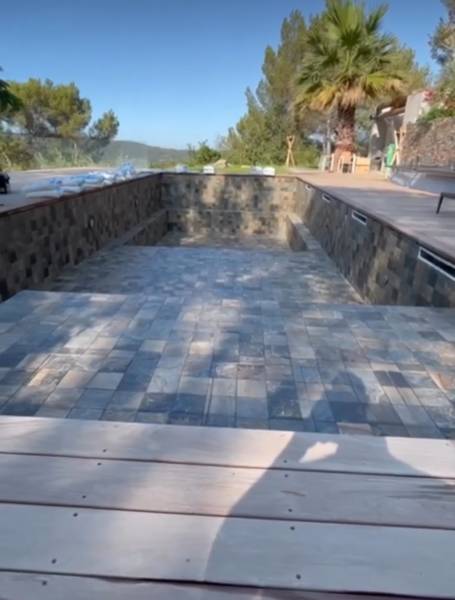 Piscine carrelage Dml constructions moderne désigne et eco responsable à Aix en Provence et ses environs