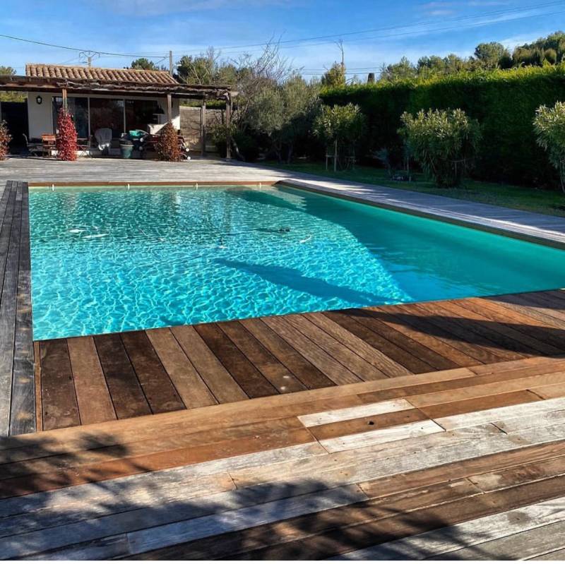 Rénovation d’une piscine polyester de 26ans avec modernisation en créant un escalier d’angle et d’une plage en bois à Aix en Provence