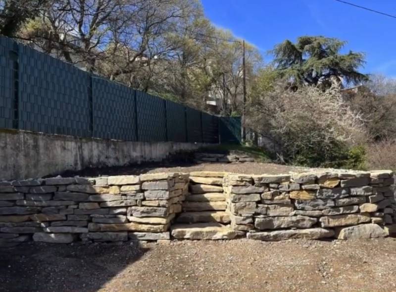 Enrochement jardin autour d’une piscine à Aix en Provence et alentours