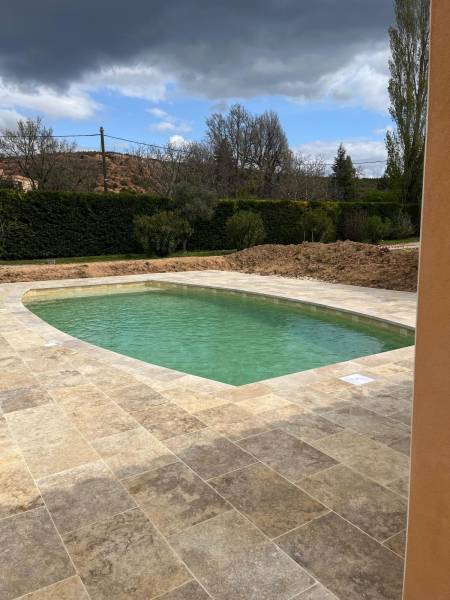 Rénovation de piscine à Aix-en-Provence avec PVC armé 3D, pool house, banquette, escalier et devis gratuit personnalisé avec déplacement à domicile.
