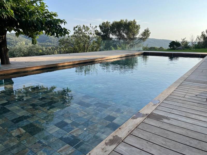 Dml constructions piscine carrelé avec bois autour design pas cher